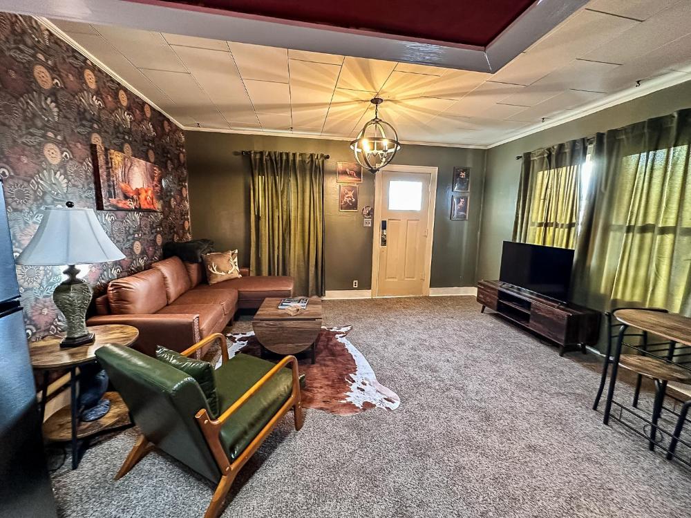 Bigfoot Bungalow-1BD1BABalcony-Downtown RS